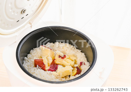 炊きあがったサツマイモご飯 炊きあがったサツマイモご飯 133262743