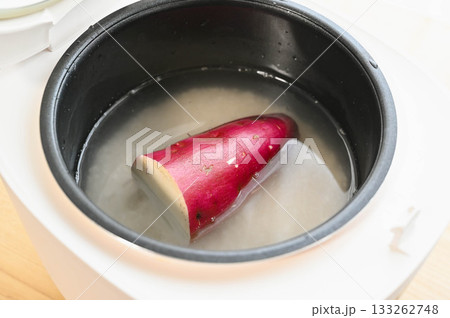 炊飯器で作るサツマイモご飯 133262748