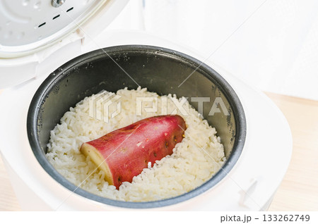炊きあがったサツマイモご飯 133262749