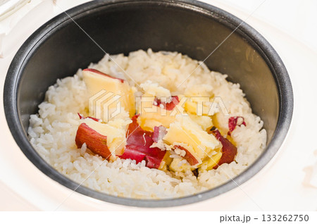炊きあがったサツマイモご飯 133262750