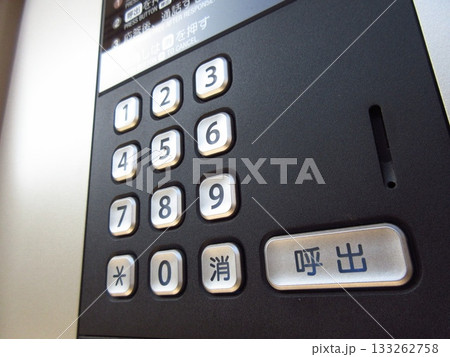 マンションのオートロック 133262758