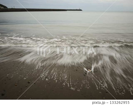 海岸に打ち寄せる波 海岸に打ち寄せる波 133262955
