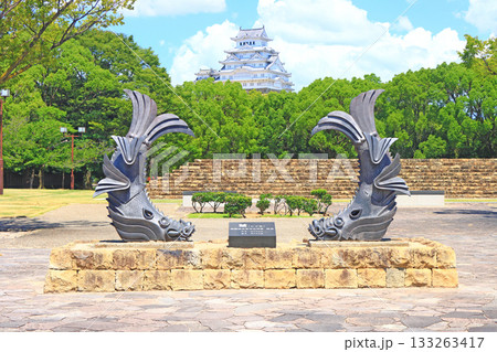 兵庫県姫路市、城見台公園から見た国宝姫路城と鯱の風景 兵庫県姫路市、城見台公園から見た国宝姫路城と鯱の風景 133263417