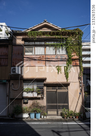 日本の古い木造二階建住宅/狭小住宅/一戸建て/ 日本の古い木造二階建住宅/狭小住宅/一戸建て/ 133263536