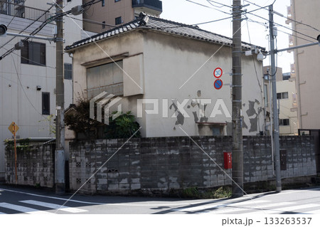 日本の古い木造二階建住宅/狭小住宅/一戸建て/ 133263537