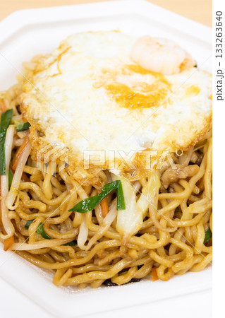 目玉焼きのせ美味しい上海焼きそば 133263640