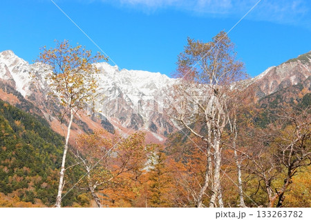 《長野県》秋の上高地・紅葉最盛期 133263782