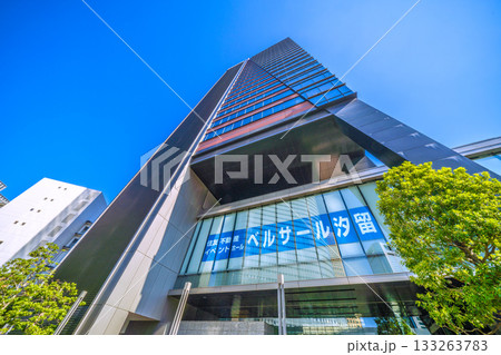 日本の東京都市景観 ビジネス街・銀座八丁目の住友不動産浜離宮ビル・ベルサール汐留などを望む 133263783