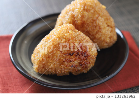 甘醤油の香り、焼きおにぎり 133263962