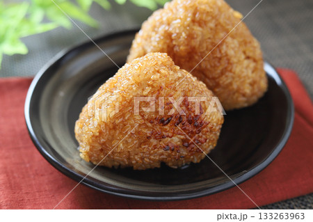 甘醤油の香り、焼きおにぎり 133263963