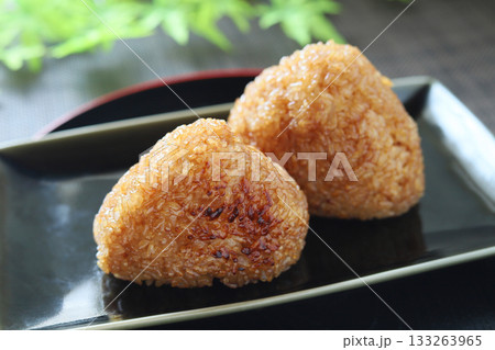 甘醤油の香り、焼きおにぎり 133263965