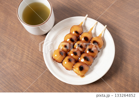 白い皿にのったみたらし団子とお茶 白い皿にのったみたらし団子とお茶 133264852