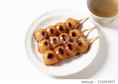 白い皿にのったみたらし団子 133264857