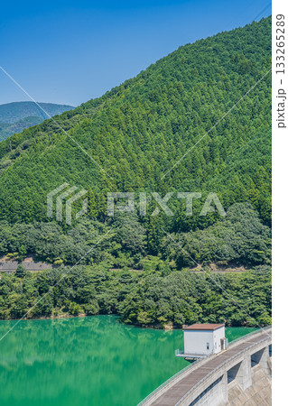 森町の太田川ダムのダム湖(かわせみ湖)の風景(静岡県) 133265289