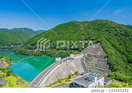 森町の太田川ダムのダム湖(かわせみ湖)の風景(静岡県) 森町の太田川ダムのダム湖(かわせみ湖)の風景(静岡県) 133265292
