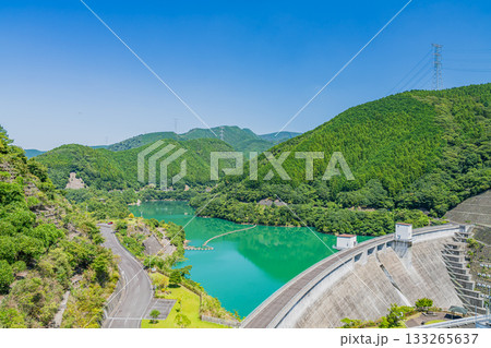 森町の太田川ダムのダム湖(かわせみ湖)の風景(静岡県) 133265637