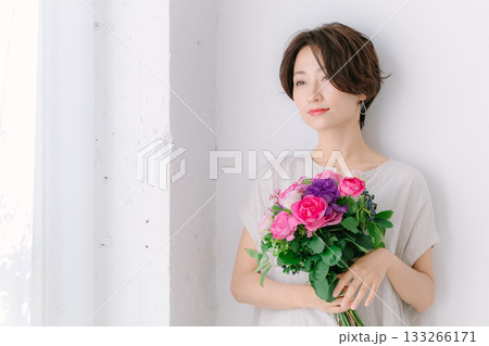 花束を持つ女性 ビューティー 133266171