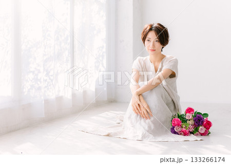 花束と女性 ビューティー 133266174