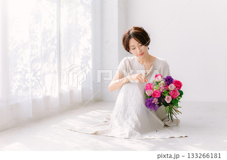 花束と女性 ビューティー 133266181