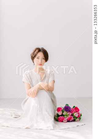 花束と女性 ビューティー 133266353