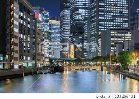 大阪の淀屋橋と中之島の夜景 133266431