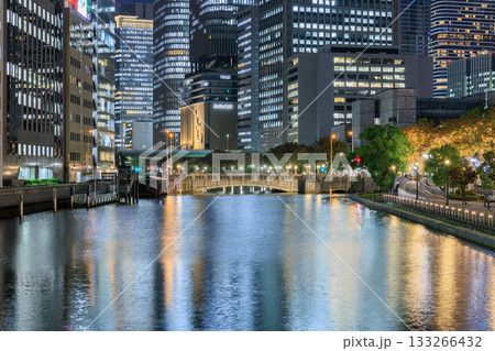 大阪の淀屋橋と中之島の夜景 133266432