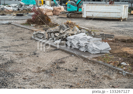 解体工事現場と廃棄物の分別作業 133267127