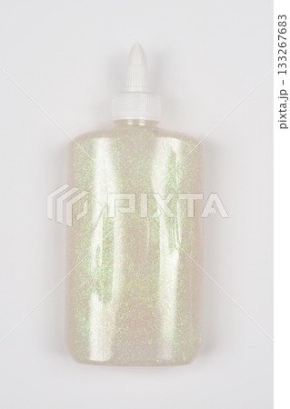 Clear glue with iridescent glitter 133267683