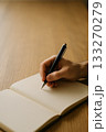 ノートに書く手 133270279
