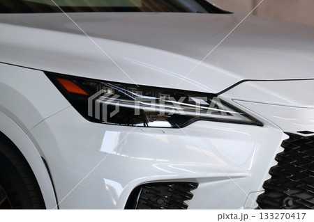 車のヘッドライト 133270417