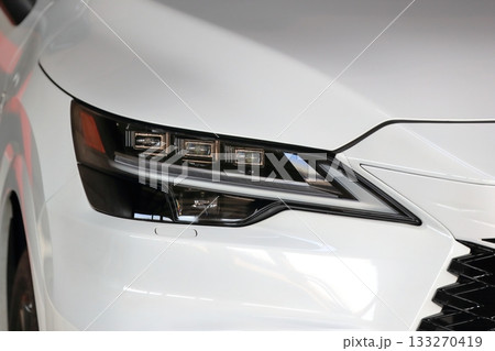 車のヘッドライト 133270419