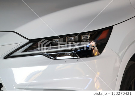 車のヘッドライト 133270421