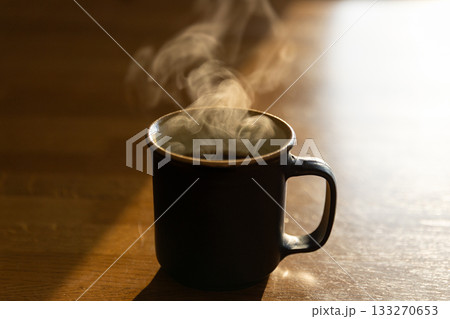 湯気が立つマグカップのホットコーヒー 133270653