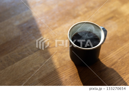 強い光に照らされるコーヒーと影 133270654