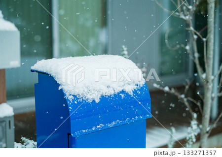 ポストに積もった雪 ポストに積もった雪 133271357