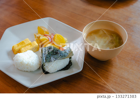 おにぎりと玉子焼き、じゃがいもの炒め物を盛り付けた和朝食と味噌汁 おにぎりと玉子焼き、じゃがいもの炒め物を盛り付けた和朝食と味噌汁 133271383