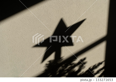 壁に映るクリスマスツリーの星飾りのシルエットと柔らかな光 壁に映るクリスマスツリーの星飾りのシルエットと柔らかな光 133271653