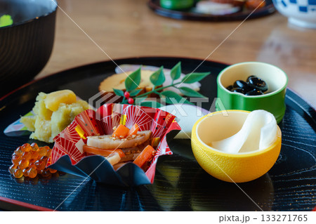お雑煮とおせち料理を半月盆に盛り付けた華やかな正月の食卓 お雑煮とおせち料理を半月盆に盛り付けた華やかな正月の食卓 133271765