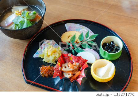 お雑煮とおせち料理を半月盆に盛り付けた華やかな正月の食卓 お雑煮とおせち料理を半月盆に盛り付けた華やかな正月の食卓 133271770