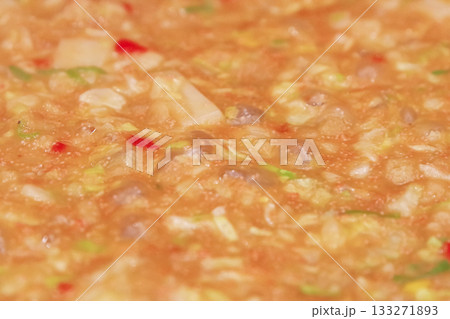 鉄板でもんじゃ焼きを調理する様子 鉄板でもんじゃ焼きを調理する様子 133271893