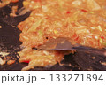 鉄板でもんじゃ焼きを調理する様子 133271894