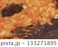 鉄板でもんじゃ焼きを調理する様子 133271895