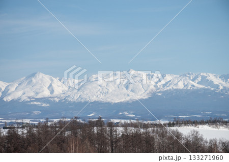 冬の晴れた日の雪の山並み　十勝岳連峰 133271960