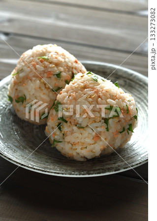 鮭フレークおにぎり 133273082