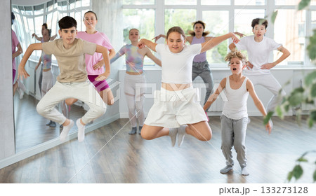Group of children dancing hip hop 133273128