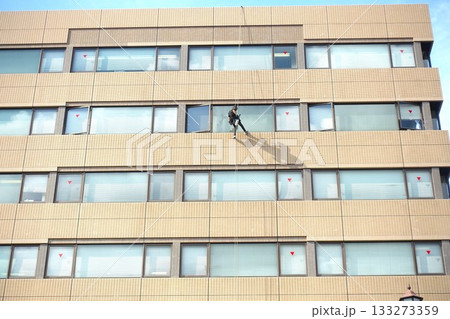 高層ビルの窓ガラス清掃をしている作業員 133273359