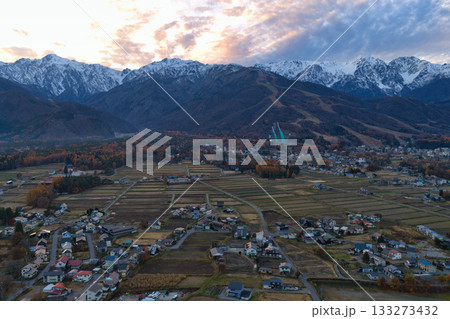 美しい白馬の晩秋の夕暮れと白馬連峰　長野県白馬村（ドローンによる空撮） 133273432