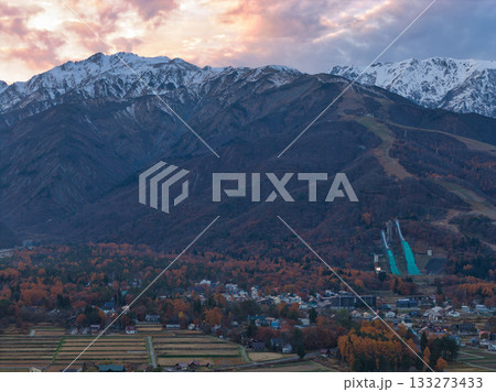 美しい白馬の晩秋の夕暮れと唐松岳　長野県白馬村（ドローンによる空撮） 133273433