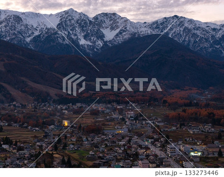 美しい白馬の晩秋の夕暮れと白馬三山　長野県白馬村（ドローンによる空撮） 133273446