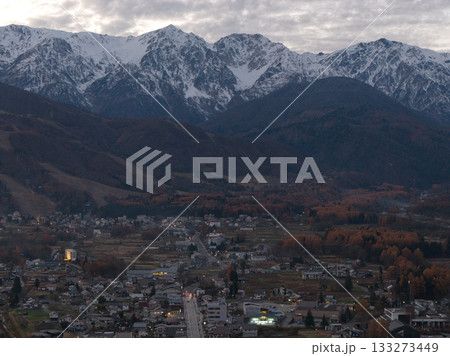 美しい白馬の晩秋の夕暮れと白馬三山　長野県白馬村（ドローンによる空撮） 133273449